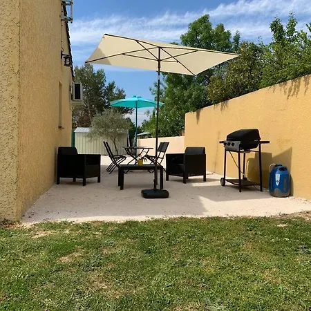 Apartment Loue Dans Avec Piscine Terrasse Saint-Theodorit