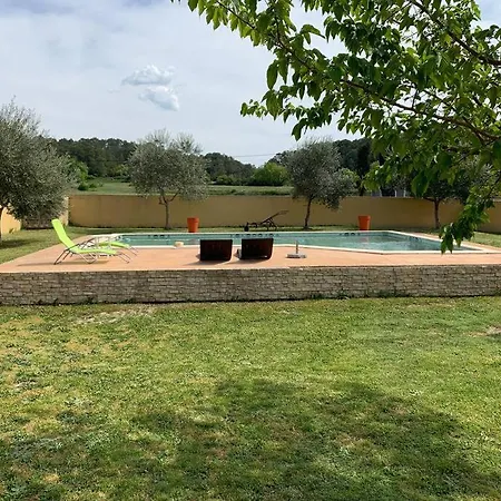 Apartment Loue Dans Avec Piscine Terrasse Saint-Theodorit